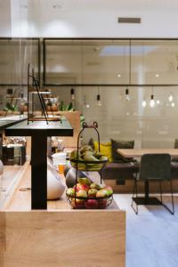 una habitación con 2 cestas de fruta en una mesa en BEE GREEN Linz Self-Check-in-Hotel en Linz