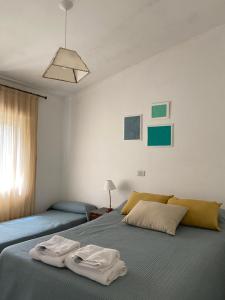 um quarto com uma cama com toalhas em Icho Cruz - Tala Huasi Pinares em Villa Icho Cruz