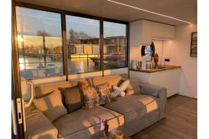 Hausboot Fjord HAVEN mit Biosauna in Barth的休息区