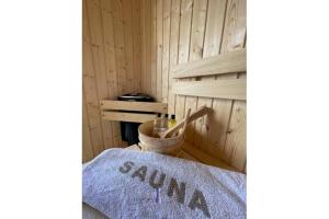 Hausboot Fjord HAVEN mit Biosauna in Barth客房内的一张或多张床位