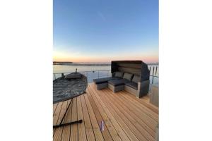巴特Hausboot Fjord HAVEN mit Biosauna in Barth的甲板上配有沙发和船上 更多7张照片