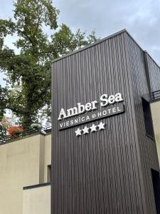 znak na boku budynku w obiekcie Amber Sea Hotel & SPA w Jurmale
