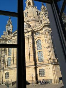 una ventana con vistas a un gran edificio en Gemütliches Apartment mit Blick zur Frauenkirche, en Dresden