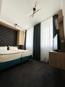 Habitación de hotel con 2 camas y TV en Gemütliches Apartment mit Blick zur Frauenkirche, en Dresden