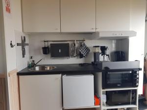 Kuchyň nebo kuchyňský kout v ubytování Storstugan & Lillstugan Kullabygden