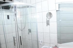 bagno con doccia e servizi igienici. di AG Palace Hotel ad Addis Abeba