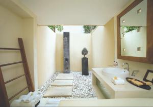 A bathroom at Qunci Villas Hotel