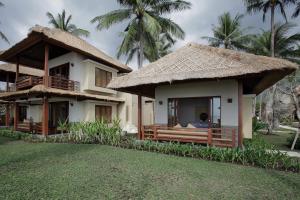a small house with a thatched roof at Qunci Villas Resort in Senggigi