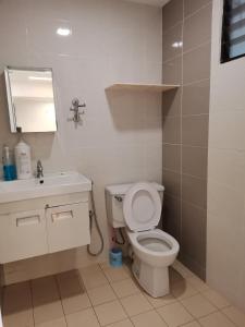 y baño con aseo blanco y lavamanos. en Seri Sayang 2 Apartment suite with 2bedroom, en Ayer Itam
