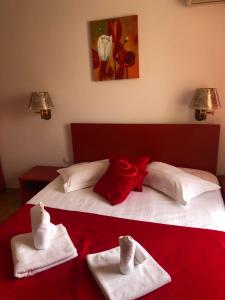 a bedroom with two beds with towels on them at Hotel Parc in Alexandria