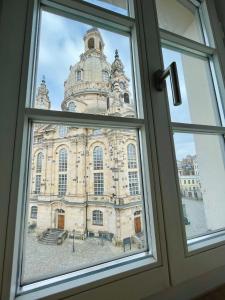 Blick auf ein großes Gebäude aus dem Fenster in der Unterkunft Modernes Apartment mit Blick zur Frauenkirche in Dresden