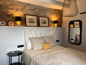Lemon House في فيليز-مالاغا: غرفة نوم بسرير وبعض الصور على الحائط