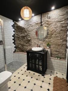 uma casa de banho com um lavatório e um WC em Lemon House em Vélez-Málaga