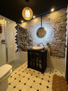 een badkamer met een wastafel, een douche en een toilet bij Lemon House in Vélez-Málaga