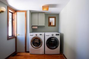 cocina con lavadora y secadora en una habitación en Mid-Cent. Redwood Retreat w/ Sparklebridge, en Alpine Meadows