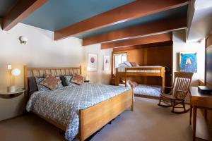 1 dormitorio con 1 cama grande y escritorio en Mid-Cent. Redwood Retreat w/ Sparklebridge, en Alpine Meadows
