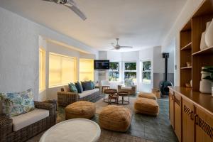 una sala de estar con sofás y reposapiés en Cape Agulhas Guest House, en Agulhas