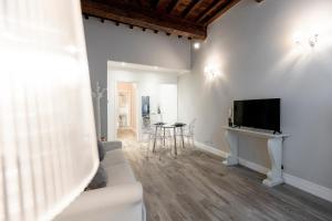 A television and/or entertainment centre at Fiesolana Elegant