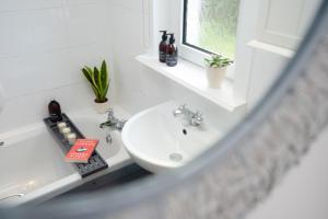 Bilik mandi di Rose Cottage - Seasgair Lodges +5 gambar