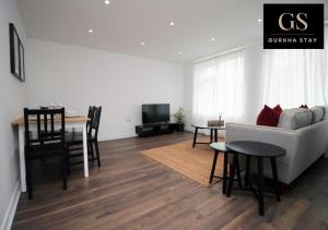 uma sala de estar com um sofá e uma mesa em 4 Bedroom Modern House, Perfect for Int-Students, Family Relocations, Groups & Contractors by Gurkha Stay Cardiff With Off-Road Parking & WiFi em Cardiff