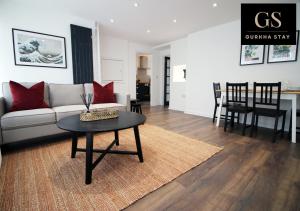 uma sala de estar com um sofá e uma mesa em 4 Bedroom Modern House, Perfect for Int-Students, Family Relocations, Groups & Contractors by Gurkha Stay Cardiff With Off-Road Parking & WiFi em Cardiff