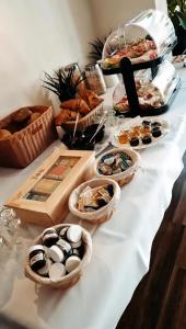- une table avec de nombreux types de pâtisseries dans l'établissement Pension Rio, à Schneeberg