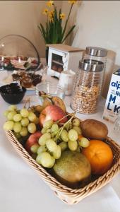 una cesta de fruta sentada en una mesa en Pension Rio en Schneeberg