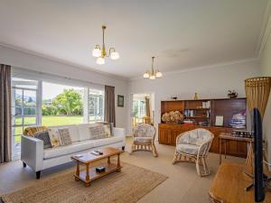 Posezení v ubytování Grand Lodge - Ohakune Holiday Home