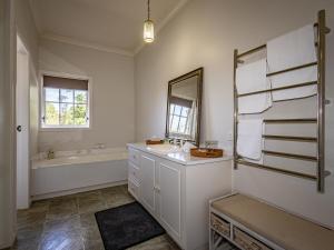 Koupelna v ubytování Grand Lodge - Ohakune Holiday Home + 21 fotografií