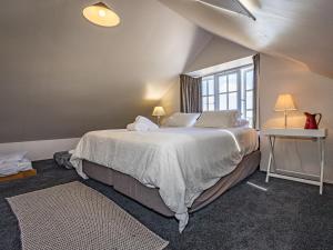 Postel nebo postele na pokoji v ubytování Grand Lodge - Ohakune Holiday Home