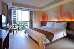 Tempat tidur dalam kamar di Midtown Hotel Surabaya