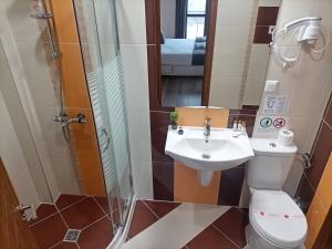 y baño con aseo, lavabo y ducha. en Hotel Vanilla, Varna - Free parking en Varna