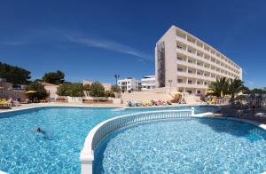 une grande piscine en face d'un hôtel dans l'établissement Invisa Ereso All Inclusive, à Es Cana