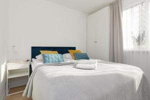 Ένα ή περισσότερα κρεβάτια σε δωμάτιο στο Spacious Apartment Suwalska Targówek by Renters