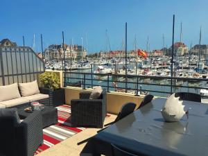 Posedenie v ubytovaní Duplex Loft with Terrace, Superb view of Port Guillaume, 7 minutes from the beach
