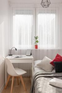 sypialnia z biurkiem i łóżkiem z krzesłem w obiekcie Spacious Apartment Suwalska Targówek by Renters w Warszawie