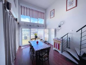 Fotografia z galérie ubytovania Duplex Loft with Terrace, Superb view of Port Guillaume, 7 minutes from the beach v destinácii Dives-sur-Mer