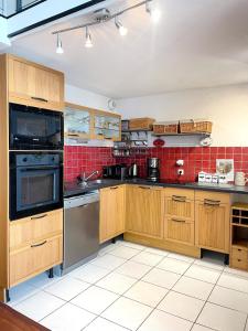 Kuchyňa alebo kuchynka v ubytovaní Duplex Loft with Terrace, Superb view of Port Guillaume, 7 minutes from the beach
