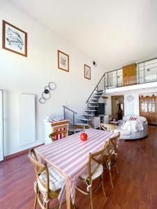 Fotografia z galérie ubytovania Duplex Loft with Terrace, Superb view of Port Guillaume, 7 minutes from the beach v destinácii Dives-sur-Mer
