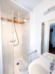 Kúpeľňa v ubytovaní Duplex Loft with Terrace, Superb view of Port Guillaume, 7 minutes from the beach