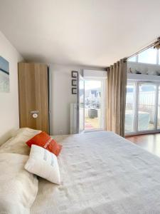 Posteľ alebo postele v izbe v ubytovaní Duplex Loft with Terrace, Superb view of Port Guillaume, 7 minutes from the beach