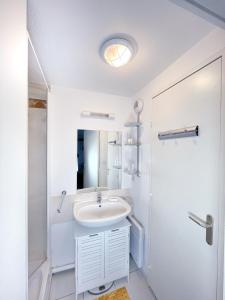 Kúpeľňa v ubytovaní Duplex Loft with Terrace, Superb view of Port Guillaume, 7 minutes from the beach + 15 fotografií