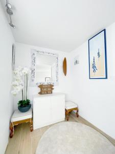 Posteľ alebo postele v izbe v ubytovaní Duplex Loft with Terrace, Superb view of Port Guillaume, 7 minutes from the beach