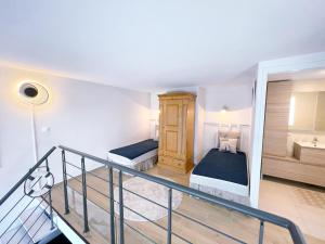 Posteľ alebo postele v izbe v ubytovaní Duplex Loft with Terrace, Superb view of Port Guillaume, 7 minutes from the beach