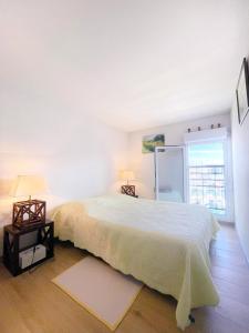 Posteľ alebo postele v izbe v ubytovaní Duplex Loft with Terrace, Superb view of Port Guillaume, 7 minutes from the beach