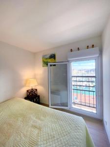 Posteľ alebo postele v izbe v ubytovaní Duplex Loft with Terrace, Superb view of Port Guillaume, 7 minutes from the beach