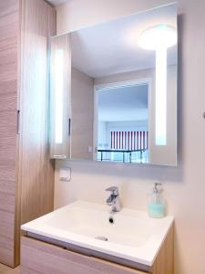 Kúpeľňa v ubytovaní Duplex Loft with Terrace, Superb view of Port Guillaume, 7 minutes from the beach