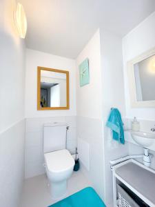 Kúpeľňa v ubytovaní Duplex Loft with Terrace, Superb view of Port Guillaume, 7 minutes from the beach