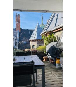 einen Balkon mit einem Tisch und Blick auf eine Kirche in der Unterkunft ApartmentInCopenhagen Apartment 158 in Kopenhagen