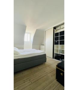um quarto com uma cama e uma cómoda em ApartmentInCopenhagen Apartment 158 em Copenhague